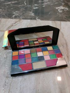 Colorful Eyeshadow Makeup Palette