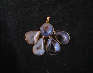 Beautiful Stone Crystal Flower Pendant For Women