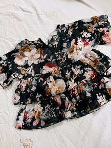 Black Floral Ruffle Crop Top🖤