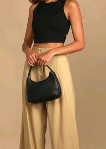 Black Backless style crop top 🌺