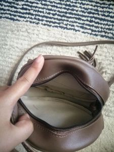 iva round sling bag