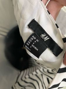 H&amp;M Black &amp; White Striped V Neck Long Sleeves