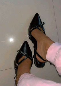 black strapped kitten heels🐈‍⬛⛓️🖤