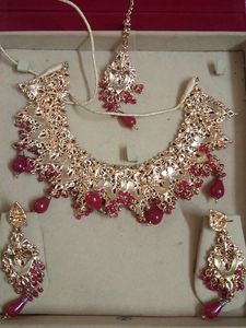 Nice neck piece with ear rings &amp; Bindi.