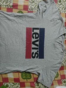 Levi&#39;s Graphic Tee