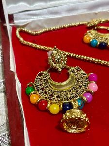 Multicolored Jewellery Set With Tika