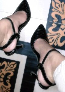 Dressberry Black Heels And An Earring Set
