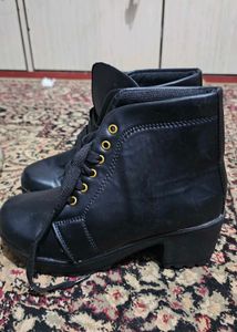 BLACK LEATHER BOOTS!