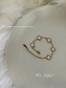White clove Anti tarnish Bracelet🪞