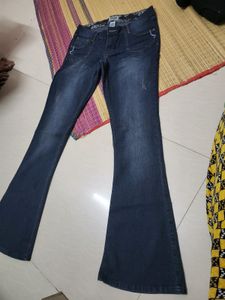 Boot Cut Pattern Torned Jean Looks Good