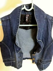 Women&#39;s Sleeveless Denim Jacket