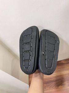 BLACK KOREAN SANDALS