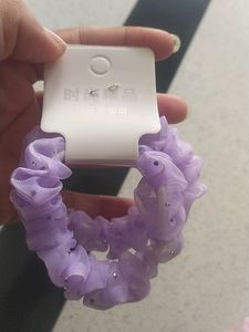 4 scrunchies