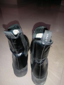 Levi&#39;s Chelsea Black Leather Boots