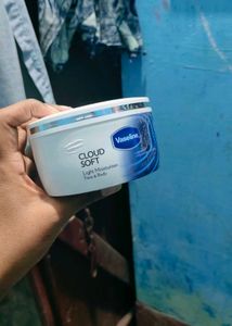 Vaseline Cloud Soft Moisturizer