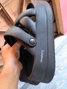 Dressberry Women Black Rubber Clogs