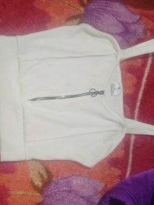 A Beautiful Korean Sleeveless 🐻‍❄️🤍White Crop To