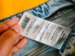 Vero Moda Jeans with white pearls.