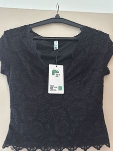 NEWME BLACK VNECK LACE TOP