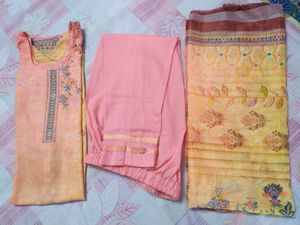 Beautiful Kurta Set With Pant And Very Beautiful Large Size Dupatta. Pant With Pocket, Kurte Ki Back Me Same Print Hai.