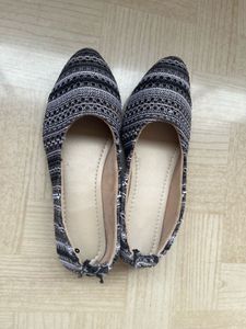 Patterned Pointed-Toe Flats