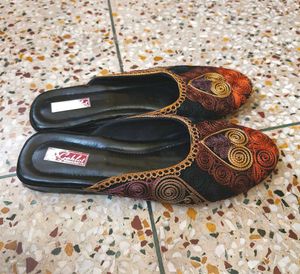 Ethenic Embroidery Juti For Women