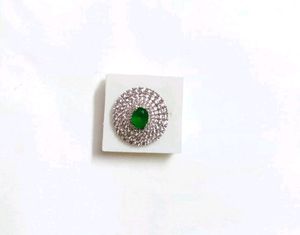 Emerald green stone women&#39;s ring.