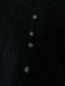 Casual bottoned crop top