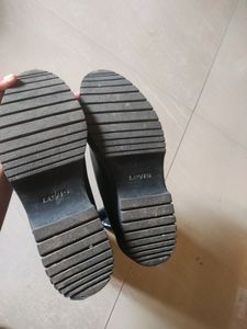 Levi&#39;s Chelsea Black Leather Boots