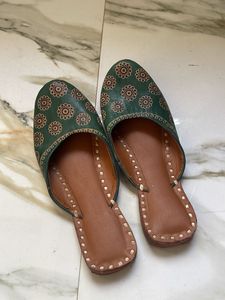 Green Floral Juttis
