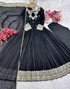 New Stayle Beautiful Pakistani Gown Dress Inpoted