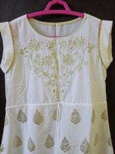 ✨Beautiful White And Golden Kurta✨
