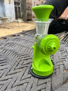 Mosmi Juicer Like New