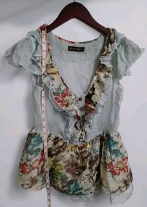 Han Ye Ben Se Floral Ruffled Sleeve Top