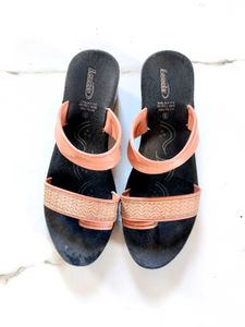 Sandal with a combination of peach and black colou
