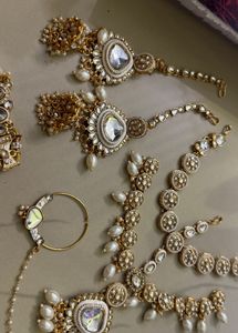 Unused cream kundan necklace