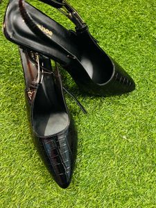 Chic Black Slingback Heels