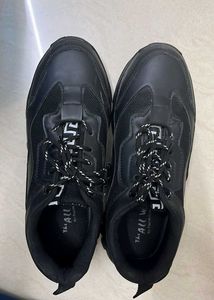 Stylish Black Sneakers - Unisex - Like New - With