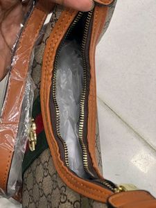 GUCCI NEW IMPORTED HALF MOON LOOK SLING BAG