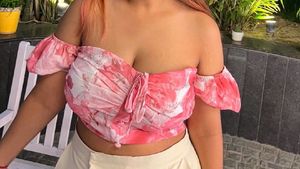 New Urbanic Sweetheart Neck Pink Top Looks Veryhot
