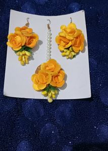 Yellow Maangtika And Earrings.