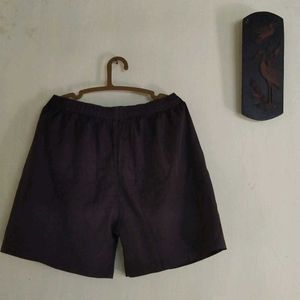 Men&#39;s athletic shorts with red accents + Face Mask