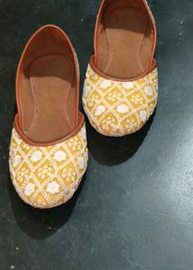 Yellow Color Jutti