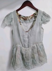 Han Ye Ben Se Floral Ruffled Sleeve Top
