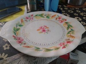 5 Plastic Bowls And A Tray