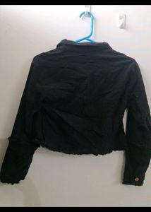 women black cropped shirt