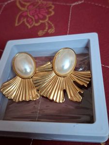Its a Statement Earring With large Pearl Centereex