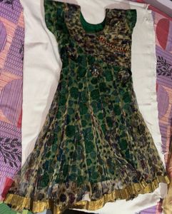 this is mid anarkali for kids with a dupatta