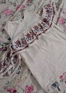 Pretty sleeveless top with all round embroidery