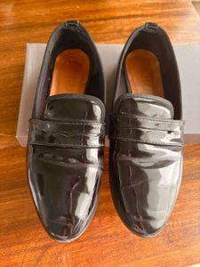 black loafers in patent shiny leather